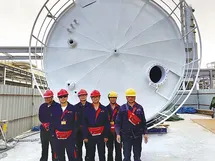 Tangki 350m³ dilapisi di lokasi oleh tim kami