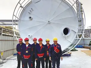 Tangki 350m³ dilapisi di lokasi oleh tim kami