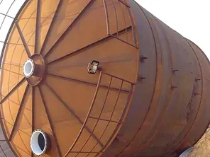 Tangki 550m³ dengan pelapisan PTFE di lokasi 