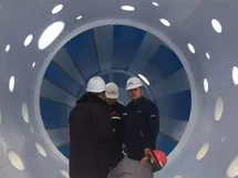 Kolom vertikal 5m × 28m dilapisi di lokasi 